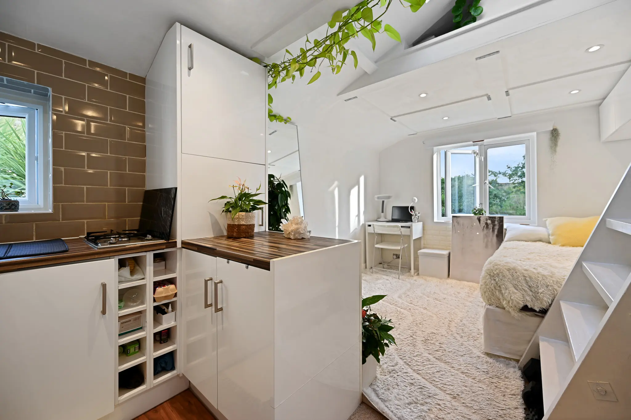 Image of the property Bright & Spacious Studio – Steps from Transport Links and Shopping Centre